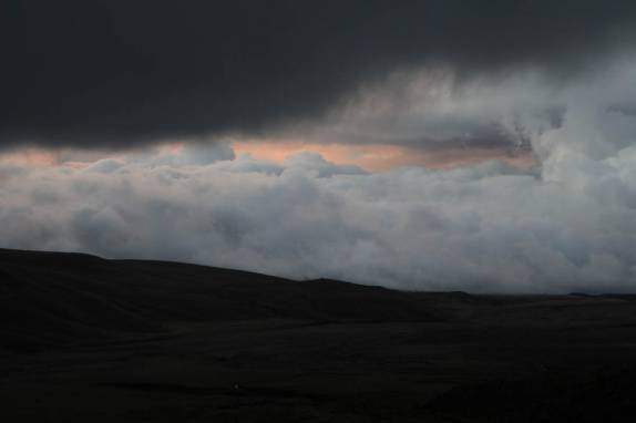 Observando as nuvens do estacionamento do Cotopaxi, no Equador